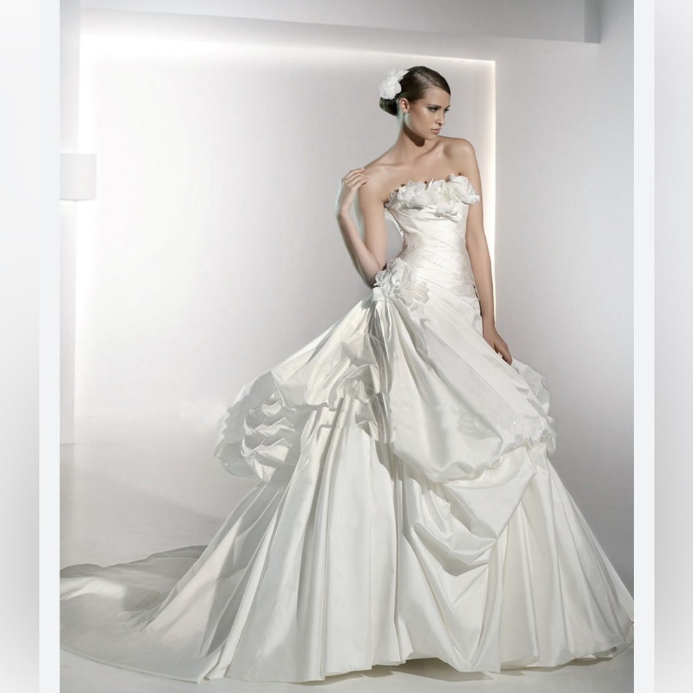 Wedding dress Pronovias Mistico size 4 altered to size 2